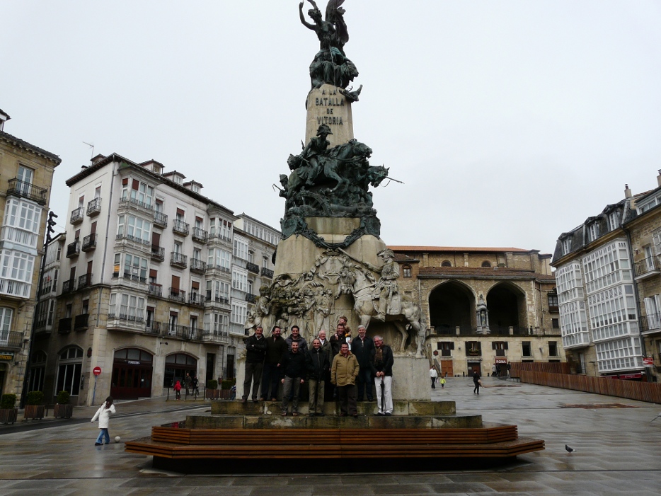 AAMM, en el monumento de la Batalla de Vitoria, situado en la plaza de la Virgen Blanca.